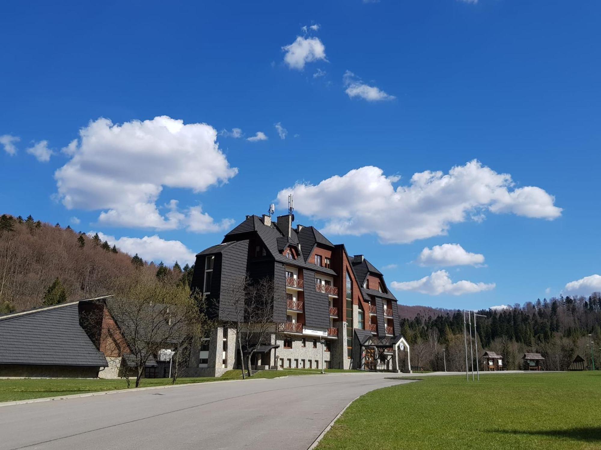Centrum Promocji Lesnictwa W Mucznem Lutowiska Buitenkant foto